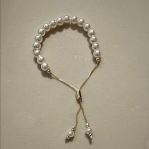 Classic Pearl Bracelet with Gold Detailing